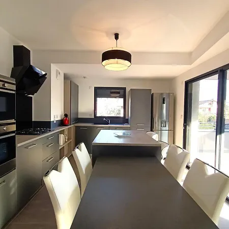 Appartement Lumineux T3 Avec Terrasse, A 2 Pas Du Lac, Garage Prive, Proche Grand Port ! - Fr-1-555-82